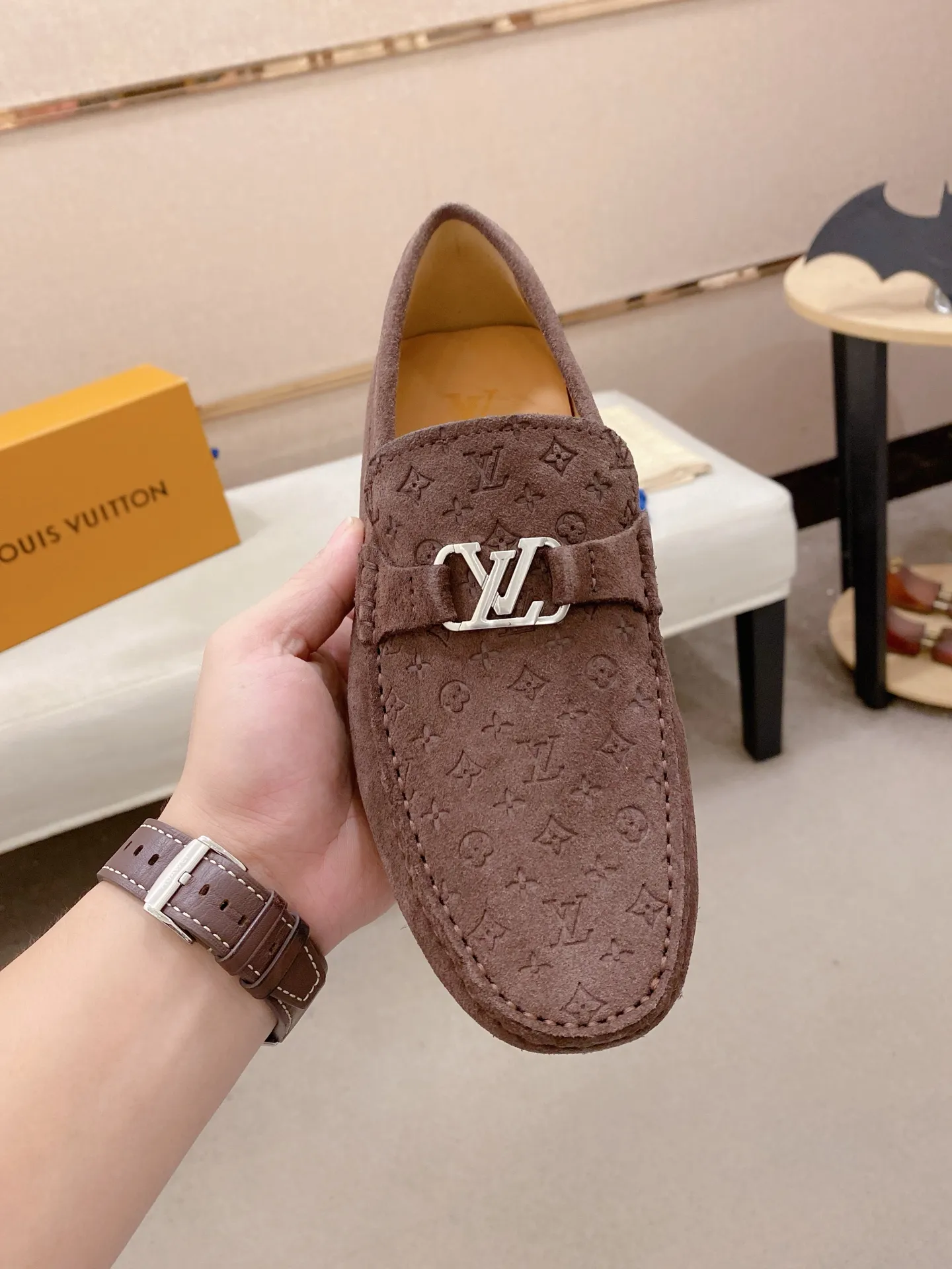 Factory price: 500💰High-end quality! LV 🆕🆕Exclusive hot-selling products in stock🔥🔥New products on the shelves, high-quality Ferragamo men's pea shoes, high-end casual driving shoes, with complete packaging! 💪 💪 Material: Imported suede cowhide 🐂 + Imported high-quality buffalo leather lining + wear-resistant outsole 👍🏻👍🏻 Features: High-end and comfortable, purely handmade 🚀 🚀 Create the perfect shoes that suit you best 🔥 🔥 Size: (38-44) 45 standard size can be customized!